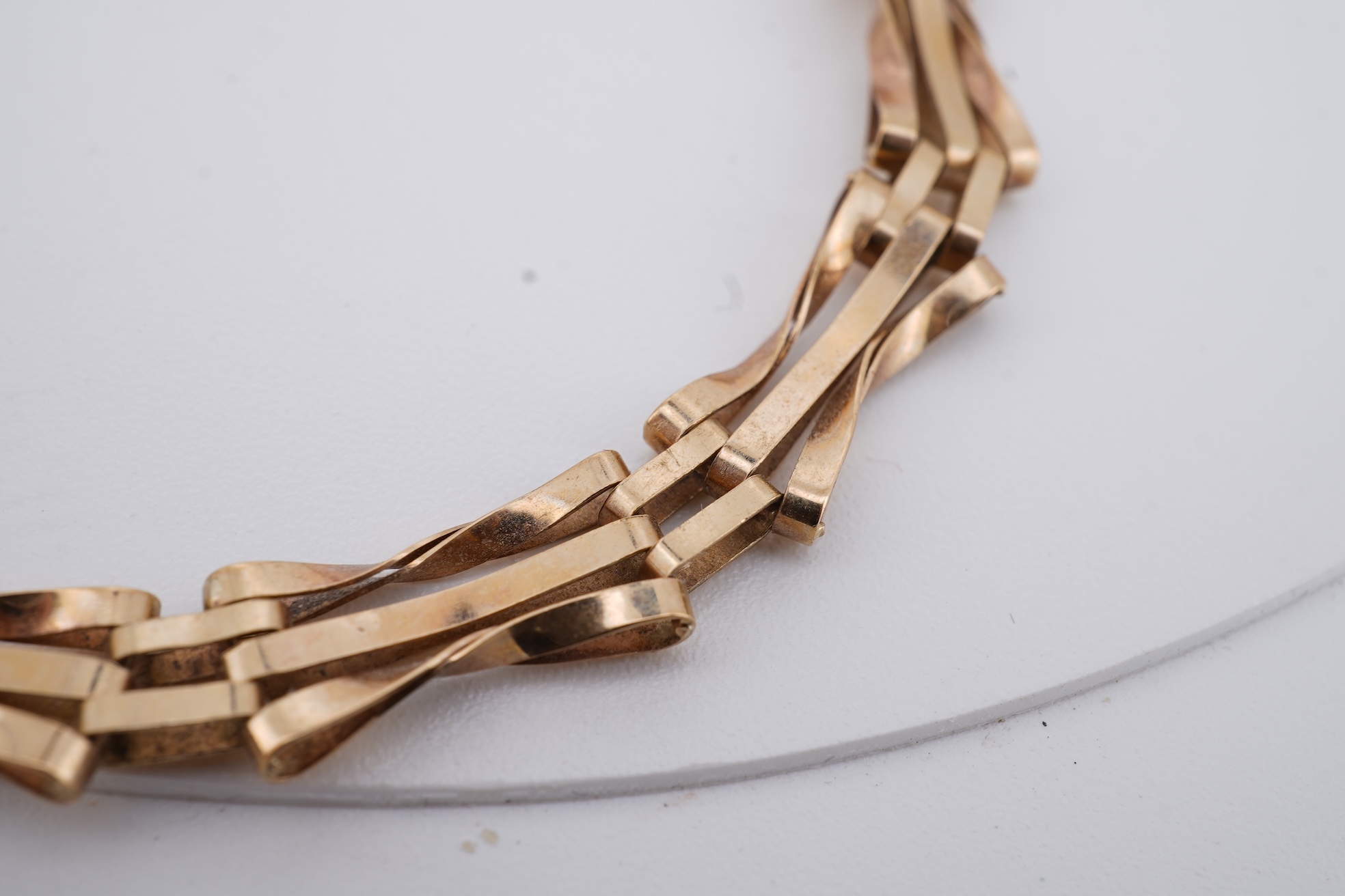 A 1980's 9ct gold gate link bracelet, with heart shaped padlock clasp, approx. 18cm, 5 grams.